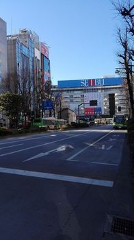 01)池袋駅前通り(西武デパート).jpg